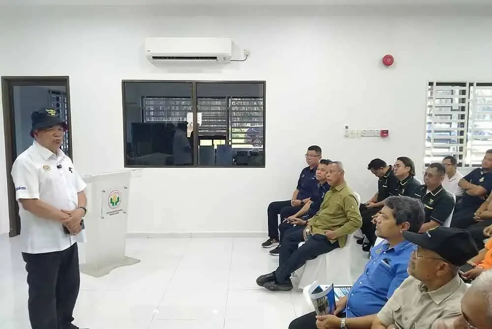 Mohamad (berdiri) ketika menyampaikan ucapan selepas meninjau Projek Ternakan Lembu Fidlot dan Integrasi Pertubuhan Peladang Negeri Perak (PPN) di Ladang Kampung Tengah pada Ahad.