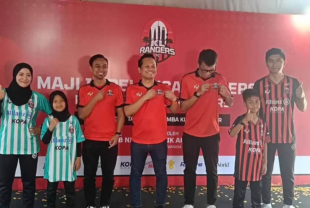 Nik Nazmi (empat dari kanan) ketika Majlis Pelancaran Jersi Baharu KL Rangers di Taman Eko Rimba, Kuala Lumpur pada Ahad.