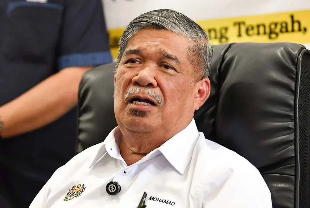 Mohamad bercakap pada media ketika lawatan Projek Ternakan Lembu Pertubuhan Peladang Negeri Perak di Ladang Kampung Tengah, pada Ahad. Foto Bernama