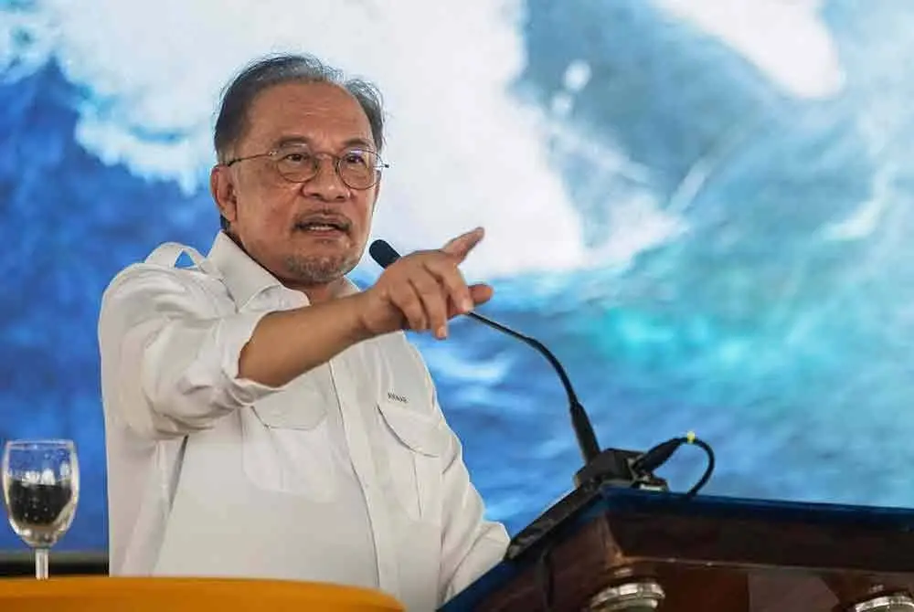 Anwar berucap pada Kenduri Rakyat bersama warga Tentera Laut Diraja Malaysia (TLDM) di Pangkalan TLDM Lumut pada Ahad. Foto Bernama