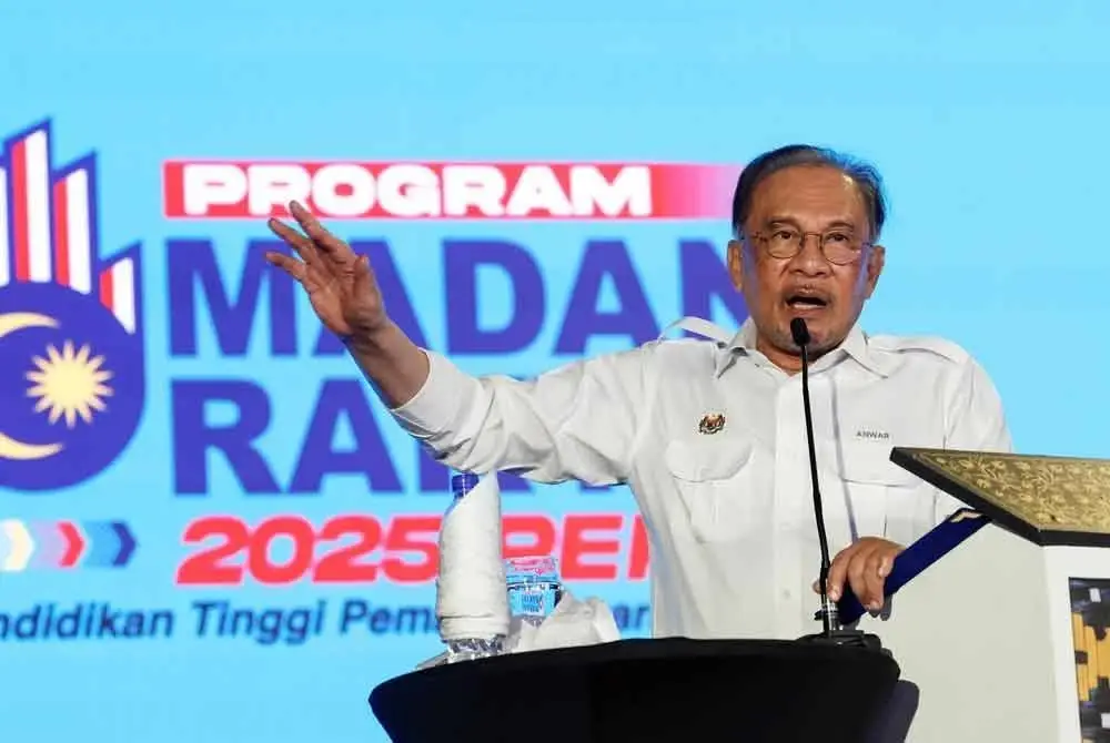 Anwar berucap pada Majlis Penutupan Program Madani Rakyat (PMR) 2025 Perak di Lumut Waterfront pada Ahad. Foto Bernama