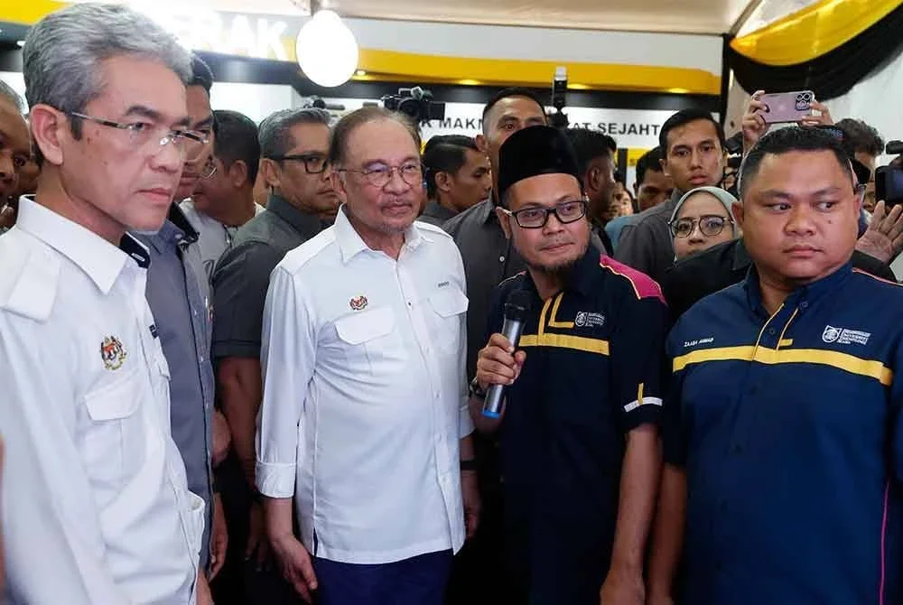 Anwar (dua dari kiri) melawat reruai Kementerian Pendidikan Tinggi (KPT) selepas merasmikan Majlis Penutupan Program Madani Rakyat (PMR) 2025 Negeri Perak di Lumut Waterfront. Foto Bernama