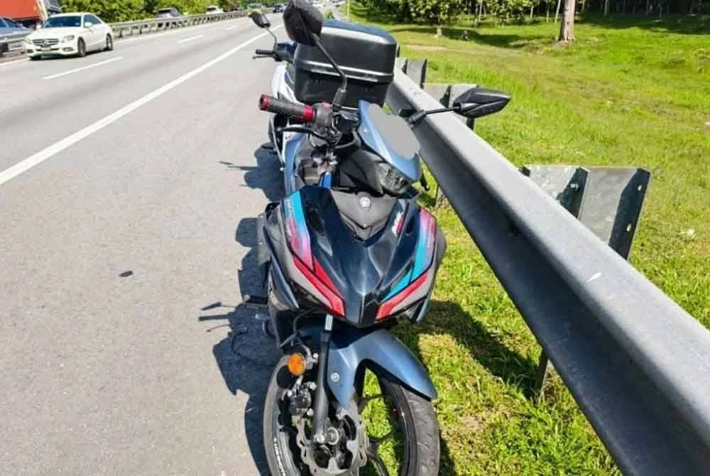 Keadaan motosikal mangsa selepas terlibat dalam kemalangan.