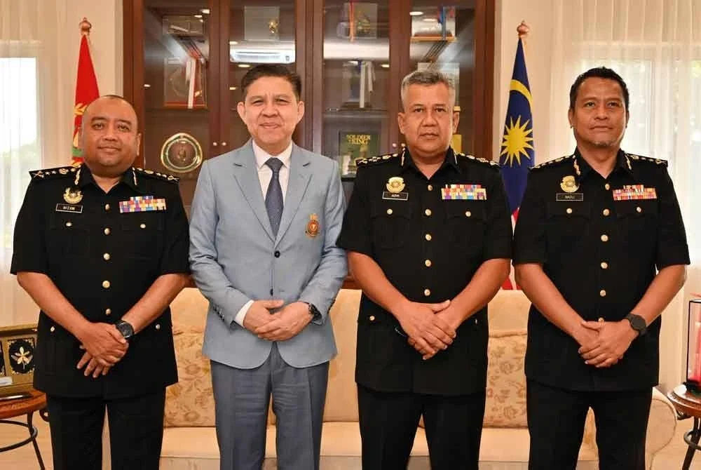 Azmi (dua dari kanan) bergambar bersama Nazli (kanan) kketika menghadiri Majlis Serah Terima Tugas Pengarah SPRM Kedah pada Ahad.