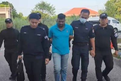 Tertuduh tiba di Mahkamah Sesyen untuk pertuduhan pada Ahad.