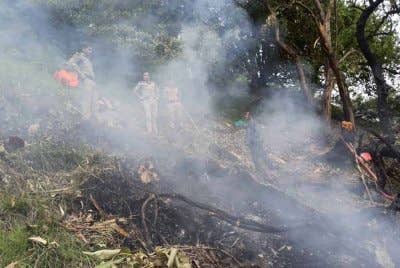 Anggota penyelamat meninjau lokasi sebuah helikopter yang dalam penerbangan dari Dehradun ke Kedarnath terhempas berhampiran Gaurikund di Uttarakhand pada Sabtu. Foto The Times of India