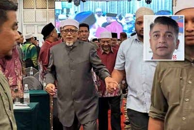 Abdul Hadi (kiri) dipimpin ketika hadir dalam satu majlis di Kota Bharu. (Gambar kecil: Muhammad Faiz)
