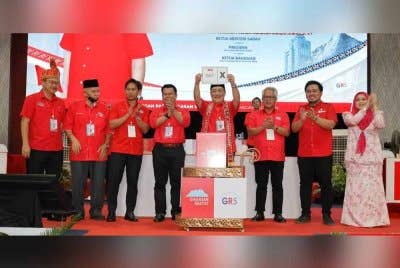 Hajiji menyempurnakan gimik perasmian Persidangan Tahunan Gagasan Rakyat Bahagian Sulaman Tahun 2025 di Dewan Seri Sulaman, Tuaran.