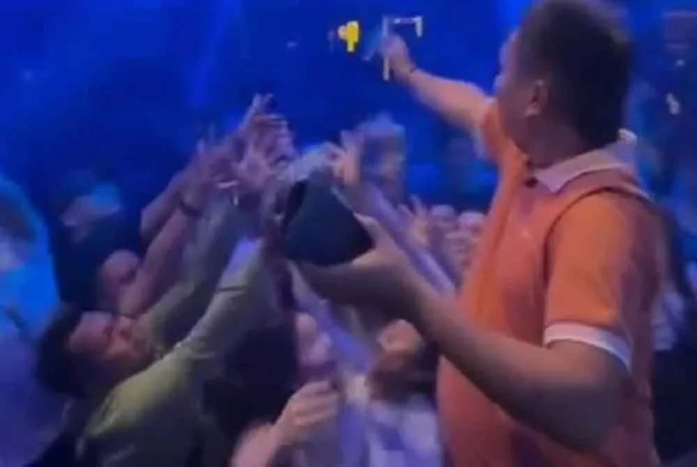 Aksi Casmari menabur wang di kelab malam mencetuskan pelbagai reaksi dalam kalangan masyarakat yang mempersoalkan integriti beliau sebagai pemimpin kampung. Foto Agensi