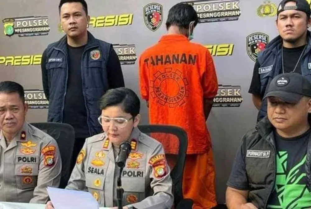 Polis menahan suspek yang membakar rumah isterinya. Foto detik.com