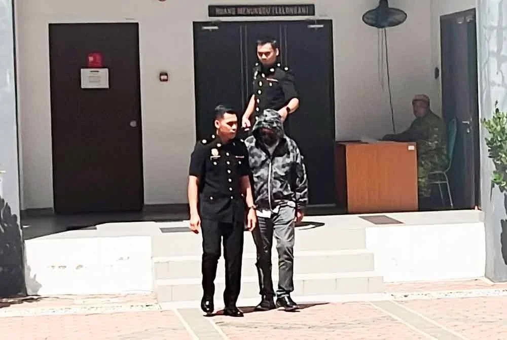 Tertuduh diiringi pegawai SPRM untuk pembayaran ikat jamin selepas pendakwaan di Mahkamah Sesyen pada Isnin.