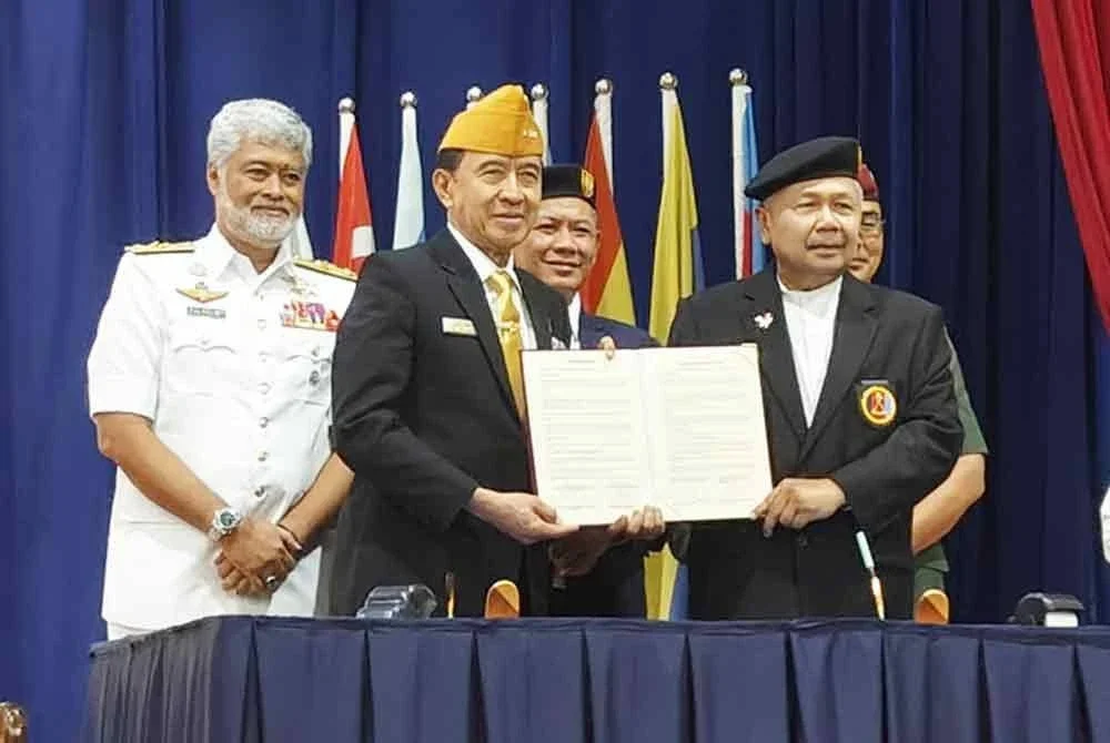 Shaharuddin (kanan) mewakili PVATM menandatangani MoU ekonomi veteran dengan wakil negara luar.