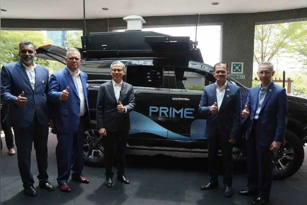 Fahmi (tiga dari kiri) bersama Ketua Setiausaha Kementerian Komunikasi, Datuk Mohamad Fauzi Md Isa (dua dari kanan), Pengerusi Suruhanjaya Komunikasi Dan Multimedia Malaysia, Tan Sri Mohamad Salim Fateh Din (dua dari kiri) melancarkan Sistem Komunikasi Radio dan Internet Bergerak (PRIME) yang diadakan pada Isnin.