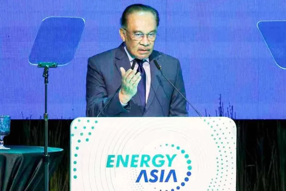 Anwar menyampaikan ucapan perasmian pada Energy Asia 2025 di Pusat Konvensyen Kuala Lumpur (KLCC) pada Isnin. Foto Bernama