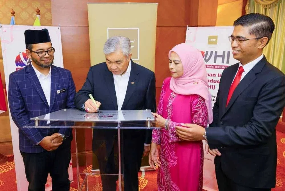Ahmad Zahid melancarkan inisiatif Women in Halal Industry yang diterajui Noraini dengan kerjasama Halal Development Corporation Bhd. Foto Facebook Zahid Hamidi