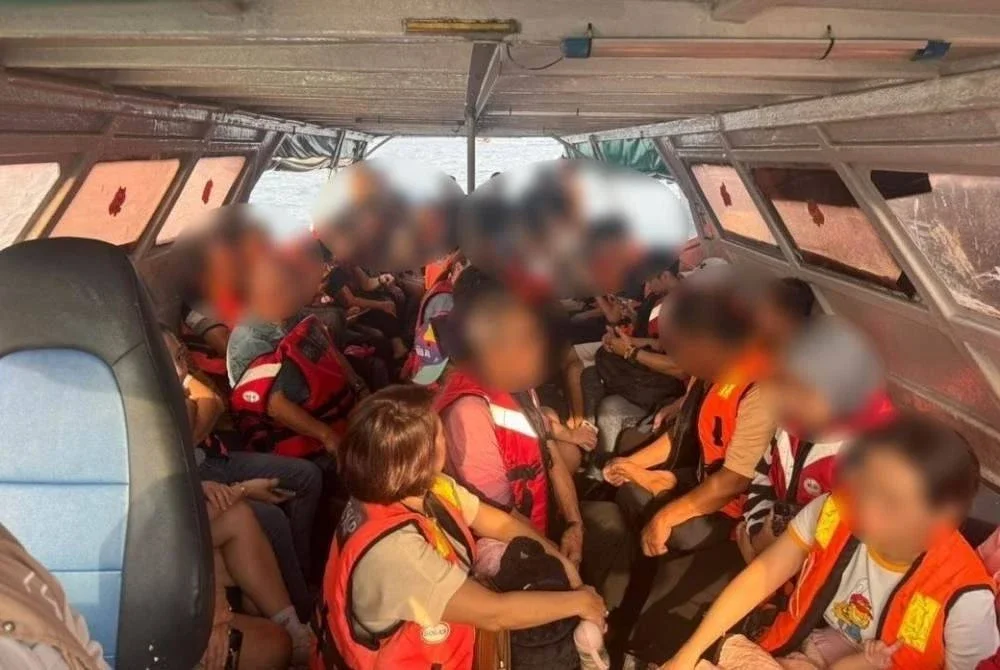 Keadaan di dalam bot yang memuatkan sehingga 40 penumpang ditahan perairan Tanjung Harapan, Klang, Selangor pada Ahad.