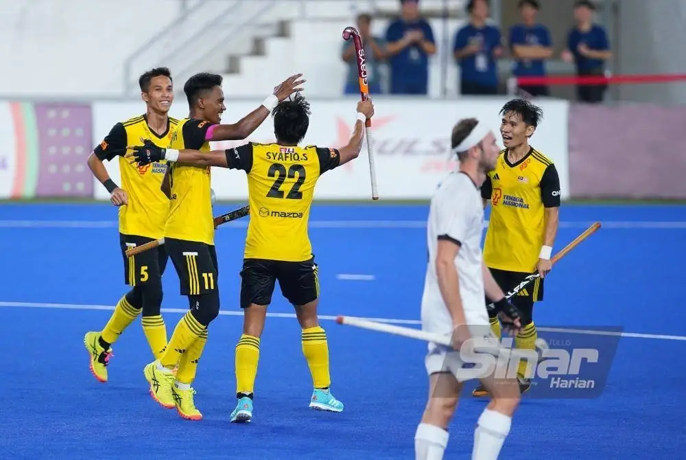 Antara aksi perlawanan di antara pasukan Malaysia menentang New Zealand. Foto Sinar Harian MOHD HALIM ABDUL WAHID