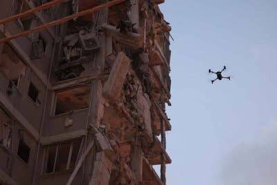 Dron melewati bangunan yang musnah susulan serangan Iran di bandar Bat Yam, selatan Tel Aviv, pada Ahad. Foto AFP