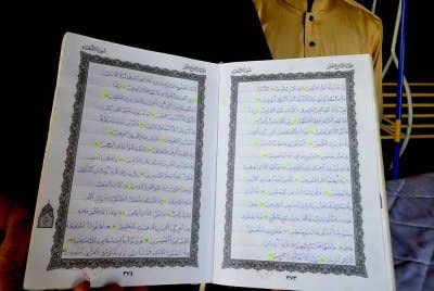 Naskhah al-Quran yang ditulis tangan oleh Allahyarham Nurly Shahirah, 23, jadi tumpuan orang ramai yang berkunjung ke rumah keluarganya. Foto Bernama