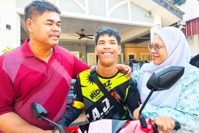 Ros Efendi dan Azimah sentiasa memberi sokongan kepada Aniq Fitri.