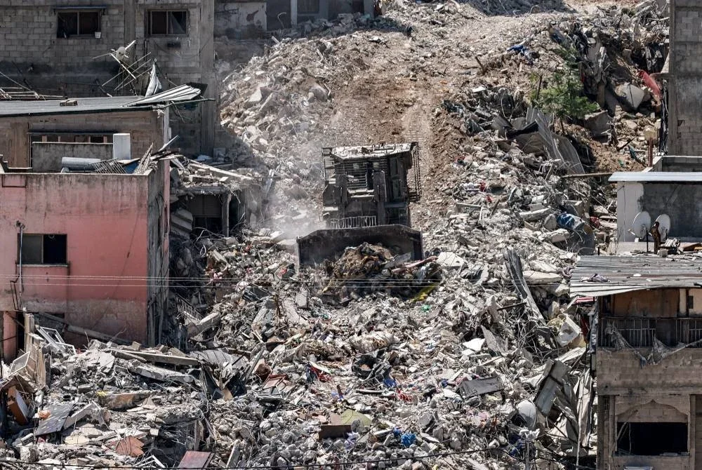 Jengkaut milik tentera Israel membersihkan jalan yang musnah ketika serbuan ganas di kem Tulkarem pada minggu lalu.