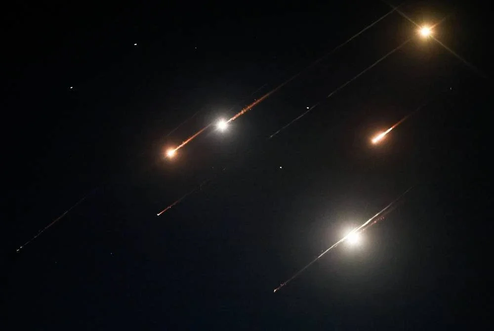 Misil dilancarkan Iran melintasi langit malam di Nablus dan sebahagian serpihan peluru berpandu itu jatuh di Tebing Barat.