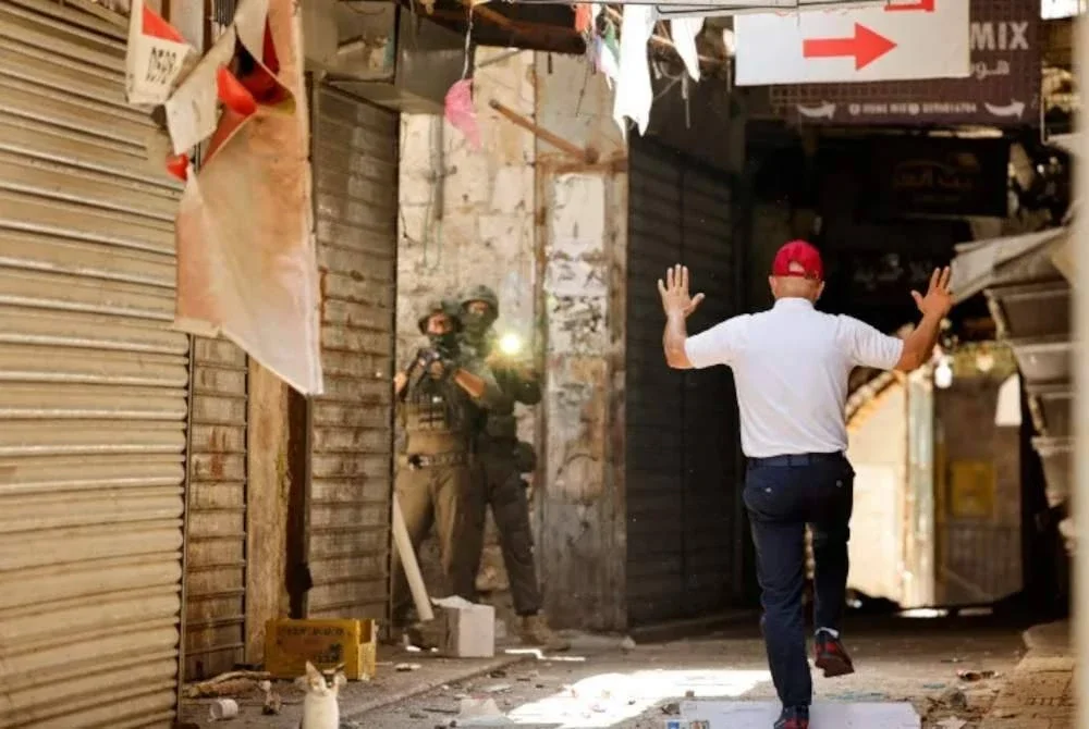 Pagar besi dan pos pemeriksaan dibina IDF bertujuan untuk mengehadkan pergerakan penduduk Palestin.