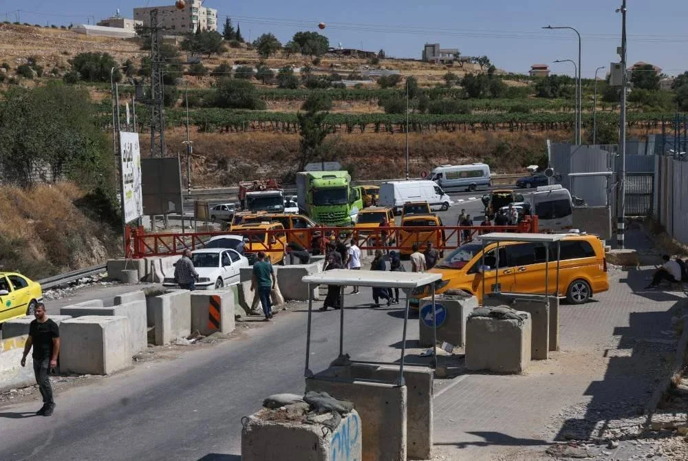 Pagar besi dan pos pemeriksaan dibina IDF bertujuan untuk mengehadkan pergerakan penduduk Palestin.