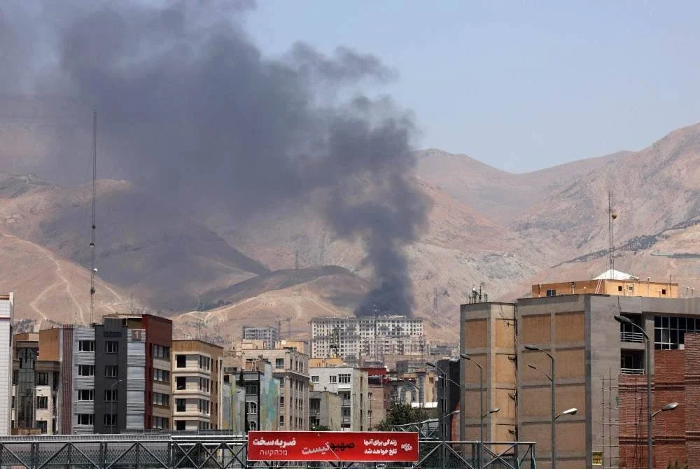 Asap tebal kelihatan dari depot minyak Shahran, di barat laut Tehran. Iran sahkan lebih 224 terbunuh sejak konflik tercetus Jumaat lalu. Foto AFP