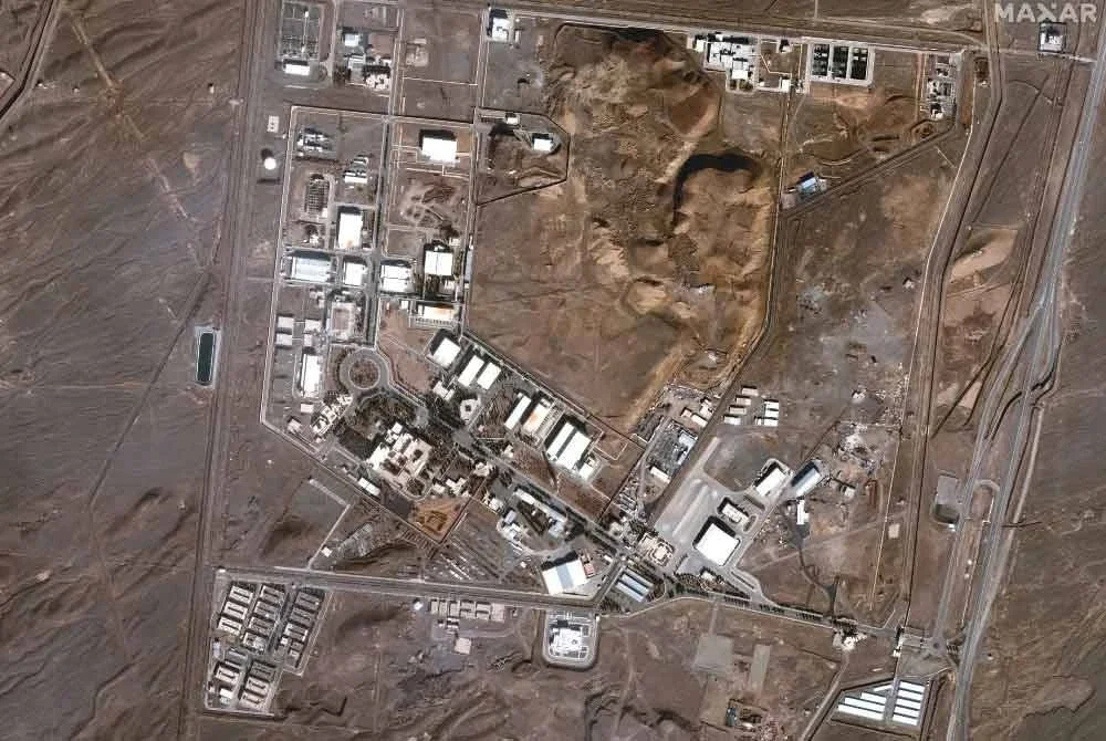 Imej satelit menunjukkan kemudahan nuklear Natanz selepas serangan udara Israel ke atas Iran.