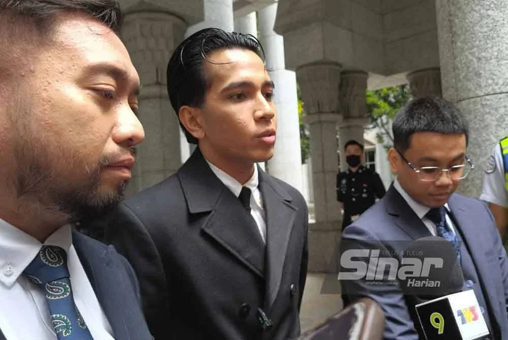 Naim Daniel bercakap kepada media selepas prosiding di Mahkamah Putrajaya pada Selasa.