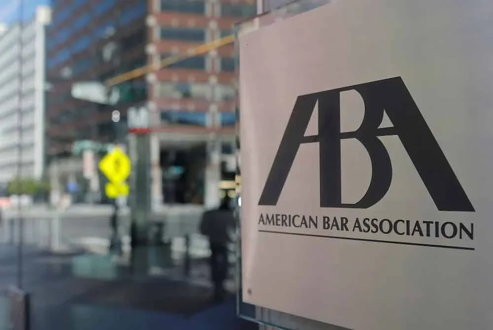 ABA yang mempunyai kira-kira 400,000 ahli merupakan persatuan peguam sukarela terbesar di AS.