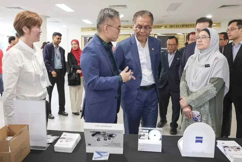 Dr Dzulkefly (dua, kanan) melawat reruai pameran pada Majlis Perasmian Garis Panduan Perkhidmatan Penjagaan Mata Primer bagi Profesion Optometri di Akademi Perubatan Malaysia, Putrajaya pada Selasa.