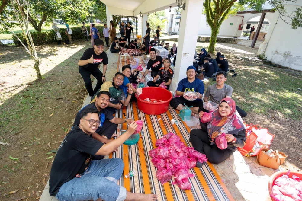 Anak muda, warga komuniti dari Unisel dan kakitangan McDonald’s Malaysia berganding bahu membungkus daging korban untuk diagihkan kepada masyarakat yang memerlukan.