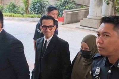 Naim bersama ibu dan peguamnya tiba di Mahkamah Sesyen Putrajaya. 