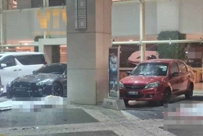 Keadaan di lokasi dua lelaki ditembak di depan pusat beli Dua lelaki maut ditembak di depan pusat beli-belah di Cheras, di sini, pada Selasa.