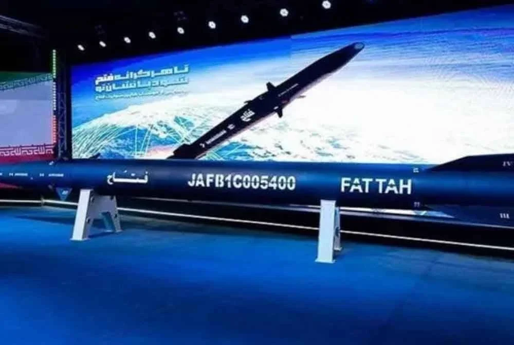 Fattah, yang bermaksud “penakluk”, ialah peluru berpandu balistik hipersonik jarak sederhana yang dibangunkan oleh IRGC. Foto Awani/ X/@Defence_Index