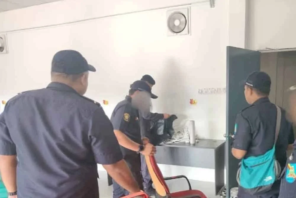Anggota penguat kuasa MPHS menyita barang di salah sebuah pusat siber yang dikenakan tindakan pemotongan utiliti. - Foto: MPHS