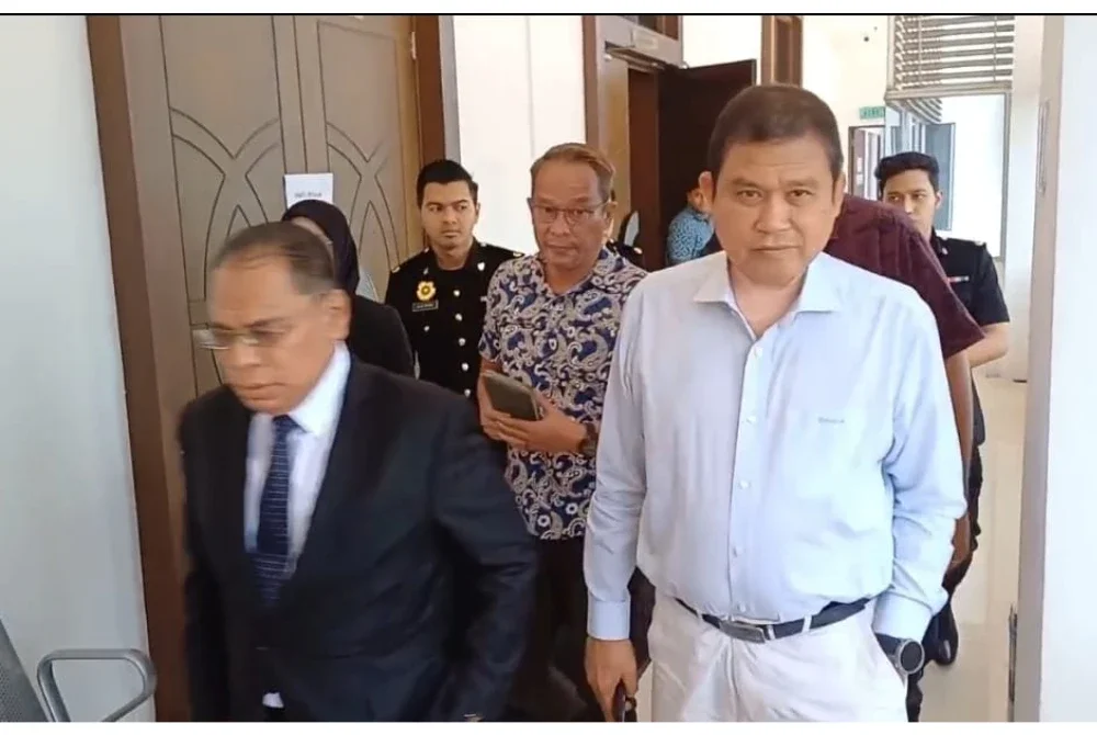 Mohamad Ali (kanan) didakwa atas 20 pertuduhan menerima suapan bernilai RM235,000 dan tiga kereta mewah bagi projek penambakan laut seluas 40.4 hektar di Melaka.