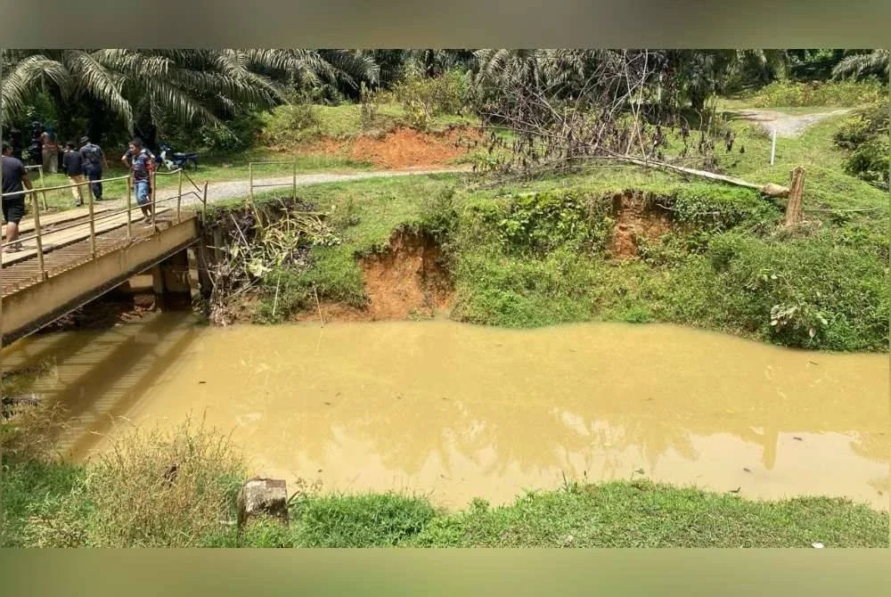 Mangsa dikhuatiri lemas selepas dipercayai terjatuh ke dalam Sungai Aring 2 di Gua Musang. Foto Bomba