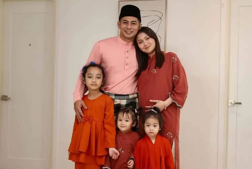 Fizo bersama anak-anaknya dan isteri.