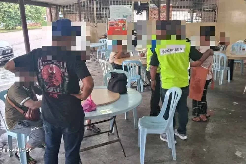 Anggota penguat kuasa MBPG dan JIM Johor memeriksa PATI di sebuah premis perniagaan. - Foto MBPG. - Foto MBPG