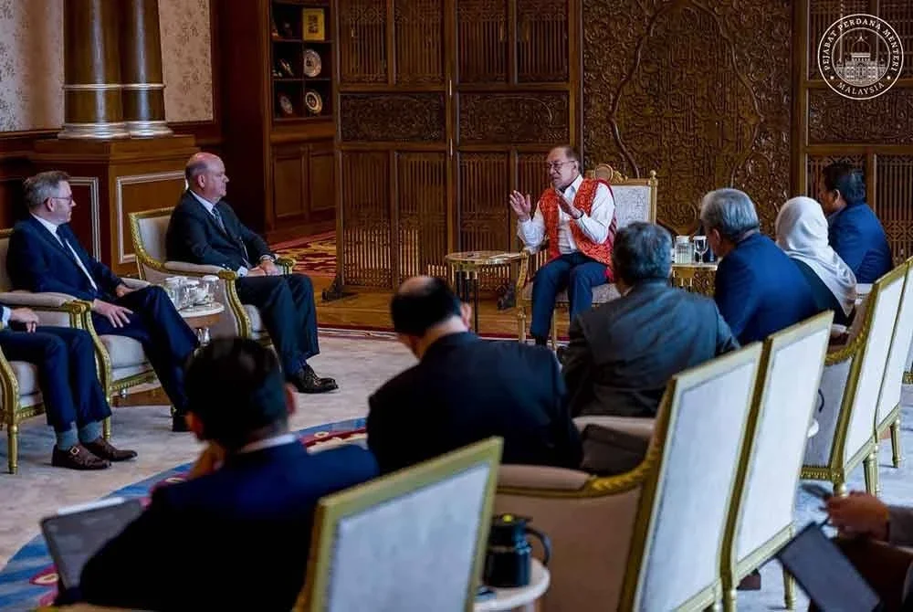 Anwar menerima kunjungan hormat Ryan Lance di pejabatnya di Putrajaya pada Rabu. Foto Facebook Anwar Ibrahim