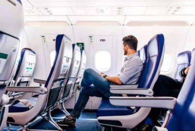 Seorang lelaki sanggup menyamar sebagai pramugara selama enam tahun semata-mata untuk menaiki penerbangan percuma. Foto Agensi