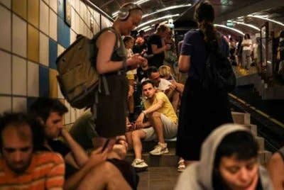 Orang ramai berlindung di dalam terowong kereta kabel susulan serangan peluru berpandu oleh Iran ke atas Israel, di Haifa, Israel, pada Selasa. Foto Awani/Reuters