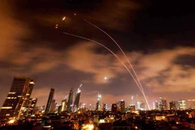 Sistem pertahanan udara Israel diaktifkan untuk memintas peluru berpandu Iran ke atas bandar Tel Aviv Israel pada awal pagi Rabu. Foto AFP