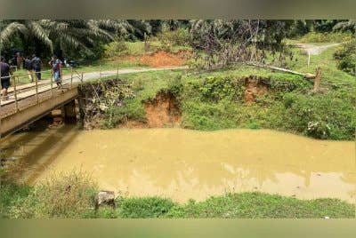 Mangsa dikhuatiri lemas selepas dipercayai terjatuh ke dalam Sungai Aring 2 di Gua Musang. Foto Bomba
