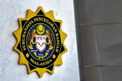 Kedua-dua suspek ditahan ketika hadir memberi keterangan.