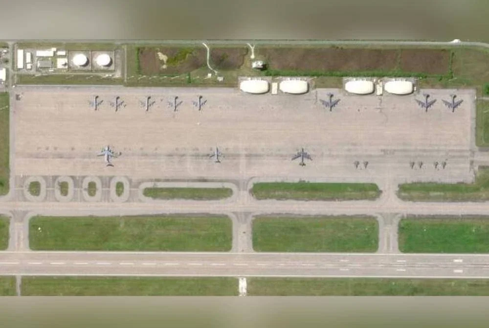 Gambar satelit menunjukkan penempatan sejumlah pesawat persediaan perang milik AS di pangkalan Diego Garcia di Lautan Hindi. Foto Agensi