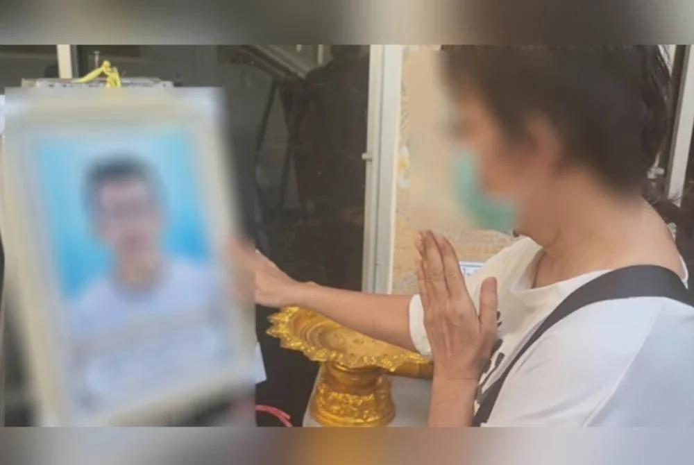 Saudara-mara yang menghadiri majlis pengebumian mangsa yang maut akibat bakteria pemakan daging. Agensi